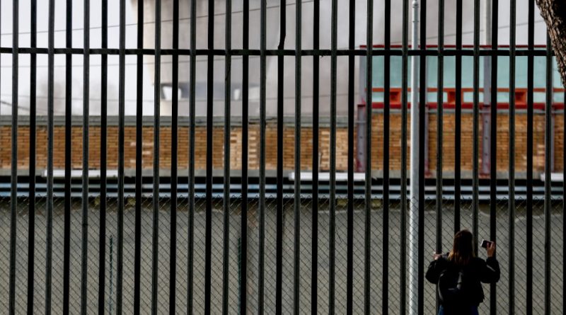 Detenuti, l’ultimo rapporto Antigone parla chiaro: il carcere non reinserisce e va ripensato