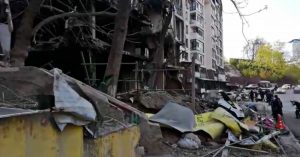 Guerra Russia-Ucraina, il racconto davanti al palazzo devastato dall’attacco a Kiev: “Rotto la tregua, nella capitale torna la paura”