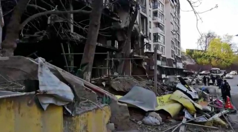 Guerra Russia-Ucraina, il racconto davanti al palazzo devastato dall’attacco a Kiev: “Rotto la tregua, nella capitale torna la paura”