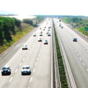 Autostrade, al via il cashback con targa: rimborsi dopo 10 minuti di ritardo