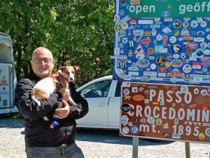 Uccide il vicino in strada e ferisce la moglie dopo la lite per il cane