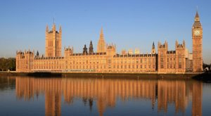 Un parlamentare conservatore britannico si è dimesso per aver guardato dei video porno in aula