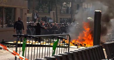 Parigi, scontri tra black bloc e polizia alla manifestazione per il Primo maggio: assaltato Mc Donald’s e danneggiati molti negozi