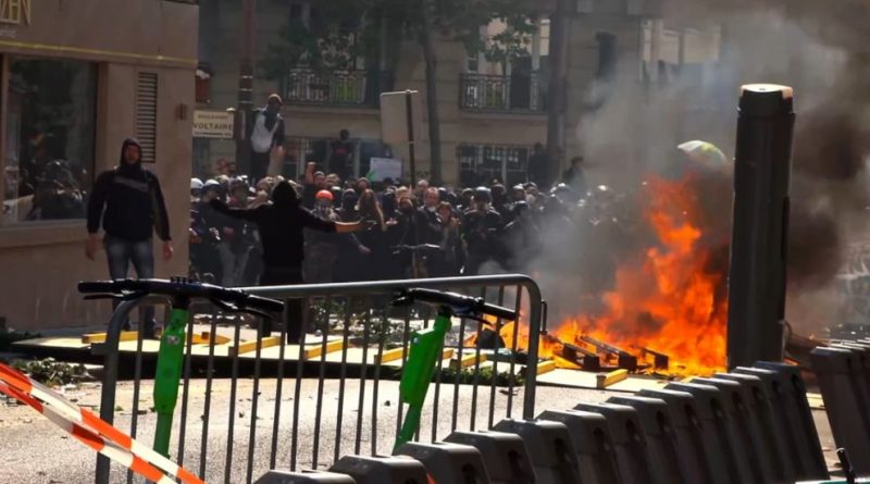 Parigi, scontri tra black bloc e polizia alla manifestazione per il Primo maggio: assaltato Mc Donald’s e danneggiati molti negozi