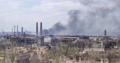 Continua l’assalto militare russo all’acciaieria: i video dei bombardamenti