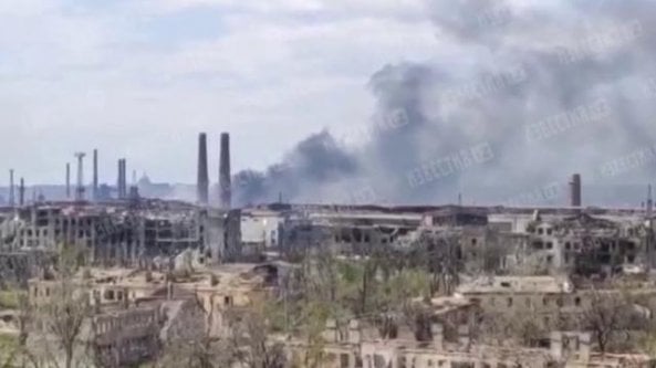 Continua l’assalto militare russo all’acciaieria: i video dei bombardamenti