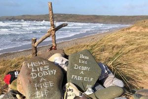 La tomba di Dobby di Harry Potter potrebbe essere rimossa: “Troppi calzini lasciati in spiaggia”