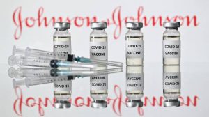 Covid, gli Usa ora limitano l’uso del vaccino Johnson & Johnson. “Rischio gravi trombosi”