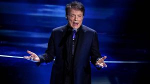 Napoli, paura per Massimo Ranieri: cade sul palco durante lo show e finisce in ospedale