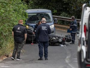 Incidente sulla Panoramica, furgone contromano travolge scooter: grave 34enne