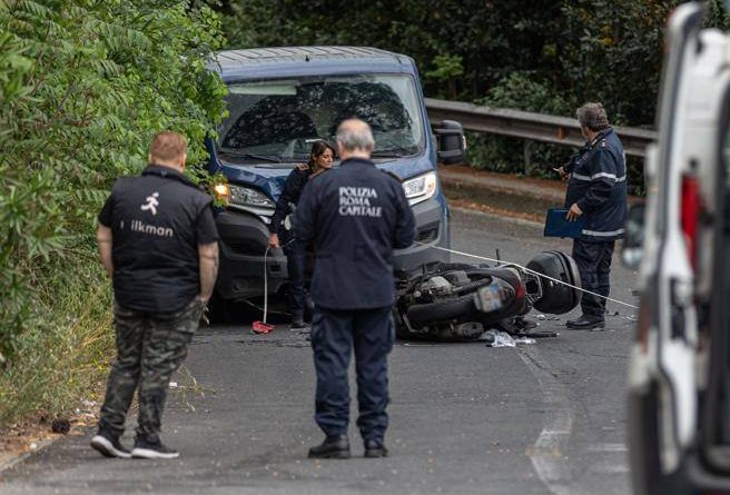 Incidente sulla Panoramica, furgone contromano travolge scooter: grave 34enne