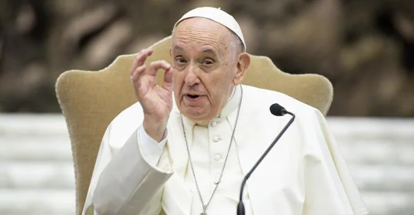 Il Papa ai cattolici Lgbt: «La Chiesa non vi rifiuta»