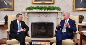 Draghi da Biden: Putin pensava di dividerci ma ha fallito. Uniti in condanna invasione e aiuti a Ucraina