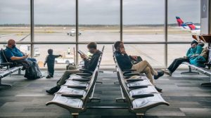 Mascherine in aereo, stop all’obbligo dal 16 maggio in Europa