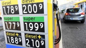 Altalena carburanti: sale la benzina, scende il diesel
