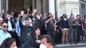 Decine di fan al funerale di Richard Benson: applausi e cori per il chitarrista idolo dei metallari
