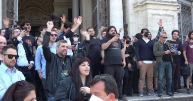 Decine di fan al funerale di Richard Benson: applausi e cori per il chitarrista idolo dei metallari