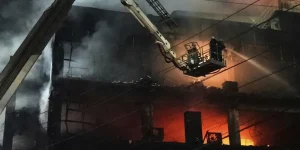 Almeno 27 persone sono morte in un incendio vicino a New Delhi, la capitale dell’India