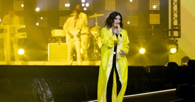 Eurovision 2022, vince l’Ucraina con la Kalush Orchestra: “Per il nostro popolo”. Giallo Laura Pausini, sparisce dal palco durante le votazioni: “Ero troppo emozionata” (FOTO)