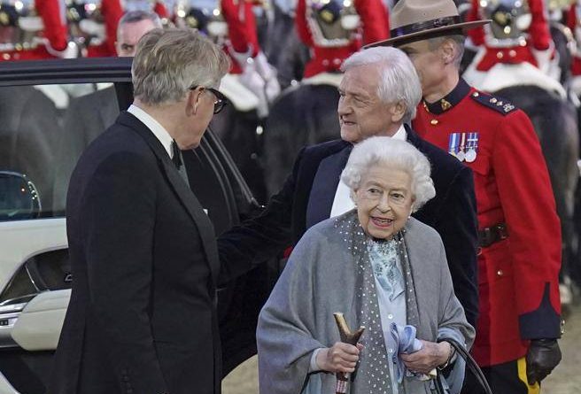 Elisabetta II accende il gran finale del Windsor show, al via il Giubileo