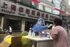 Da lunedì a Shanghai potranno riaprire alcune attività commerciali