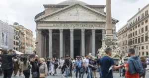 Turismo, torna la voglia di vacanza ma solo 4 su 10 hanno già prenotato