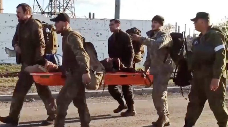 Ucraina, evacuati primi combattenti di Azovstal. Da Mosca assicurano: ‘Trattati secondo leggi internazionali, ma nessuno scambio prigionieri’
