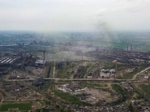 “Obbediamo”. L’Azov cede: cosa succede nell’acciaieria