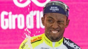 Giro d’Italia 2022, Girmay e il tappo nell’occhio: dopo la festa si ritira