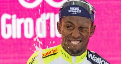 Giro d’Italia 2022, Girmay e il tappo nell’occhio: dopo la festa si ritira