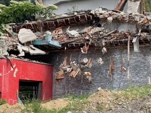 Clandestini e amianto vicino alla scuola. E Sala finge di non vedere