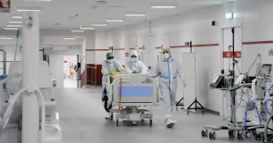 Covid, ricoveri al minimo storico quest’anno. Ma sale la mortalità tra gli anziani