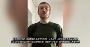 Ucraina, il messaggio del comandante del battaglione Azov prima di essere portato via dai russi: “Da Kiev l’ordine di smettere di combattere”