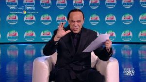 Crozza diventa Berlusconi: “Sono trent’anni che invento storielle”