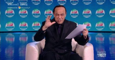 Crozza diventa Berlusconi: “Sono trent’anni che invento storielle”