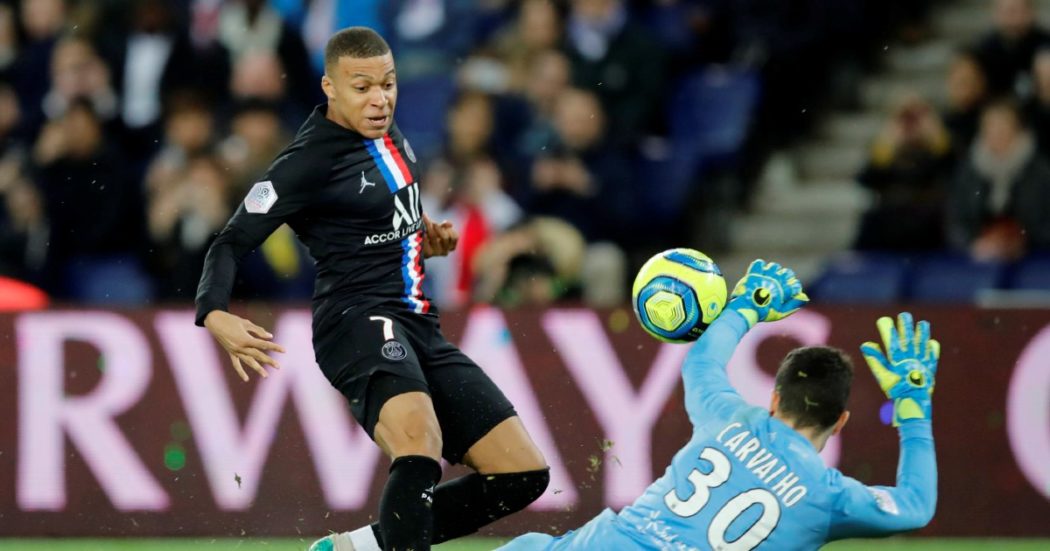 Kylian Mbappe resta al Psg con un contratto monstre: 300 milioni alla firma e 100 all’anno per un triennio. Tebas: “Insulto al calcio”