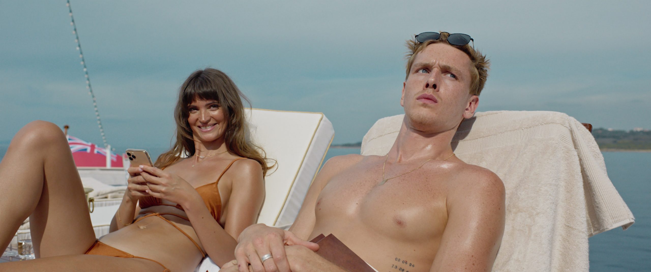 I ricchi si ammalano nel vorticoso triangolo della tristezza della commedia di Cannes