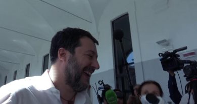 Renzi alla scuola politica della Lega, lo stupore di Salvini con i cronisti: “Non lo sapevo”
