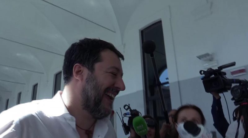 Renzi alla scuola politica della Lega, lo stupore di Salvini con i cronisti: “Non lo sapevo”