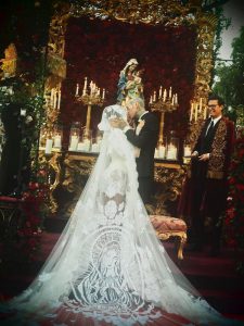 Kourtney Kardashian indossa un abito di Dolce & Gabbana per sposare Travis Barker in Italia