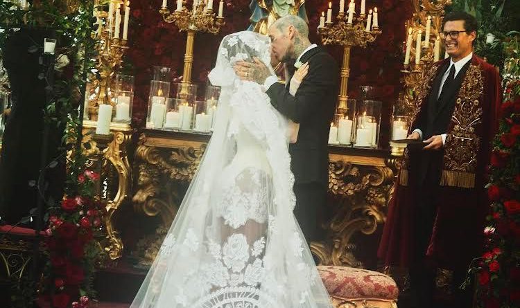 Kourtney Kardashian indossa un abito di Dolce & Gabbana per sposare Travis Barker in Italia