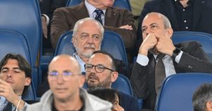 Napoli, il presidente De Laurentiis esce per il terzo posto. I tifosi rosanero