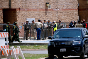 Quindici morti nella sparatoria alla scuola elementare di Uvalde, Texas
