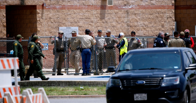 Quindici morti nella sparatoria alla scuola elementare di Uvalde, Texas