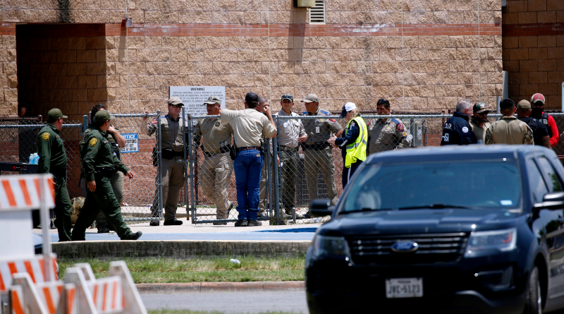 Quindici morti nella sparatoria alla scuola elementare di Uvalde, Texas