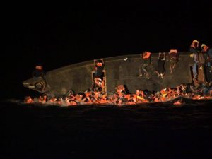 Evitato un nuovo naufragio di migranti. Salvati in 100 prima che il barcone si rovesciasse