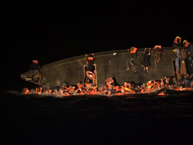 Evitato un nuovo naufragio di migranti. Salvati in 100 prima che il barcone si rovesciasse
