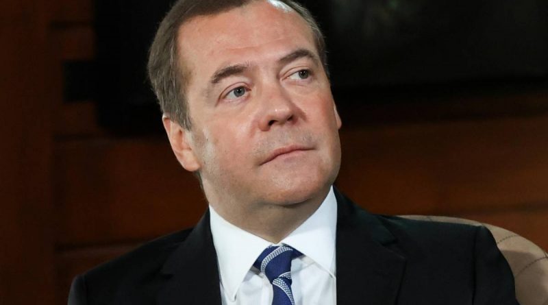 Medvedev stronca l’Italia e sbeffeggia il piano di pace. Di Maio: “Vuole la guerra”