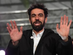 “Attorno a lui un cerchio tragico”. Giarrusso piccona Conte