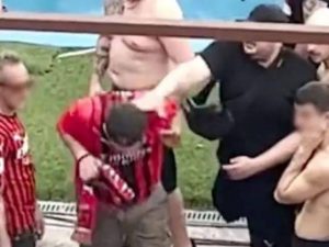 Tifosi del Milan picchiati dagli ultrà a Reggio Emilia per l’invasione di campo. La condanna social (con qualche eccezione)